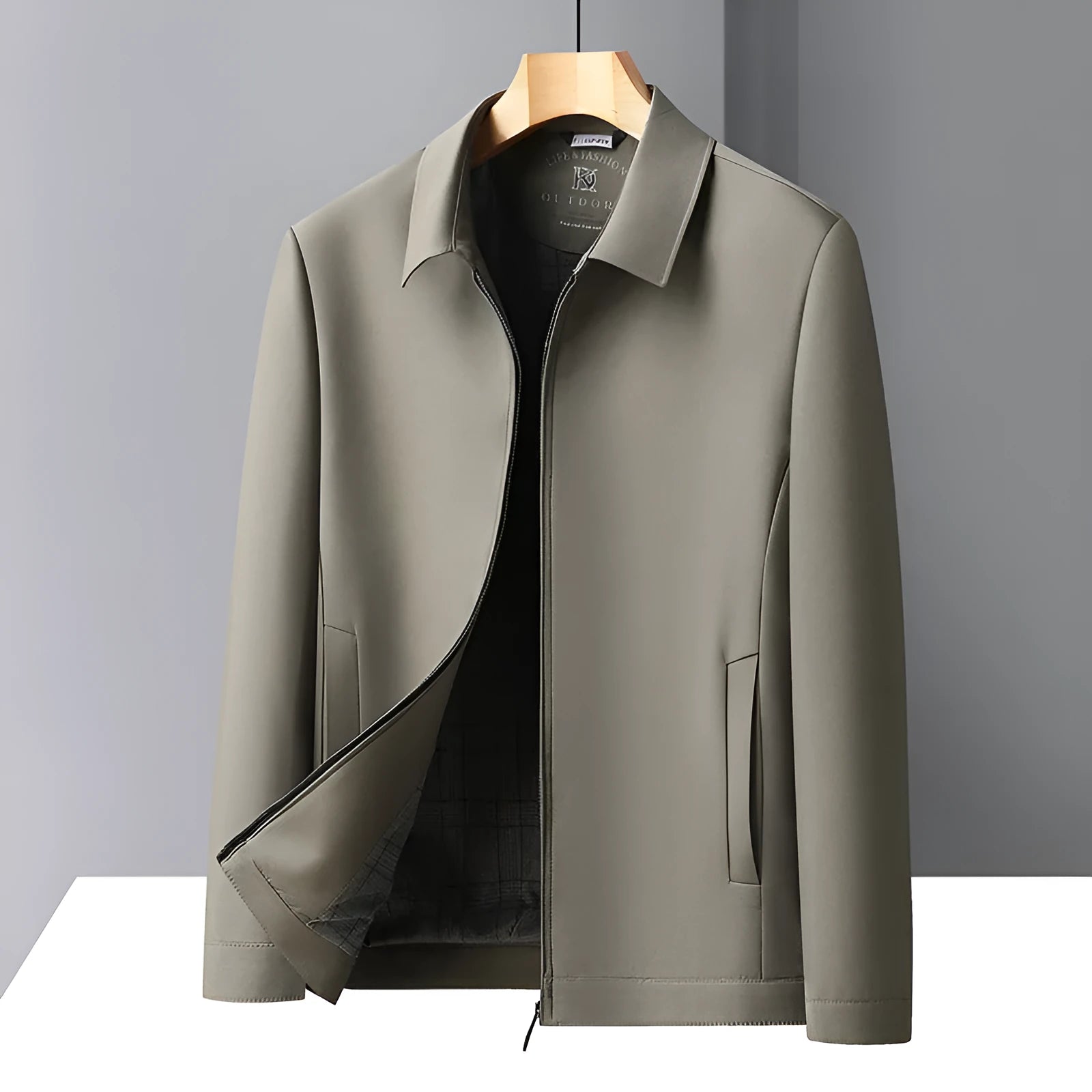 Men's solid colour polo collar casual jacket with side seam pockets in polyester fabric