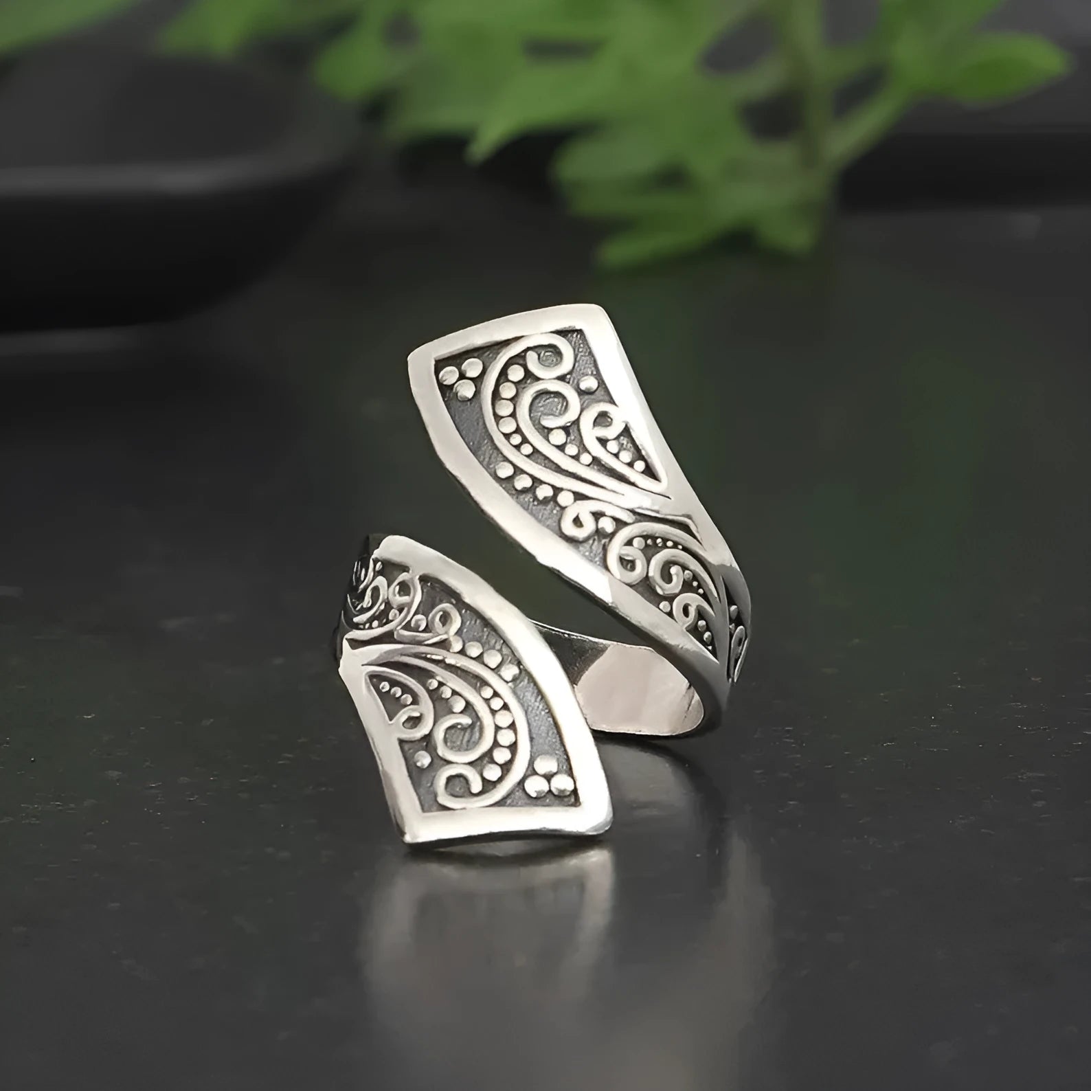 Silver-coloured adjustable women's ring with a minimalist retro design.