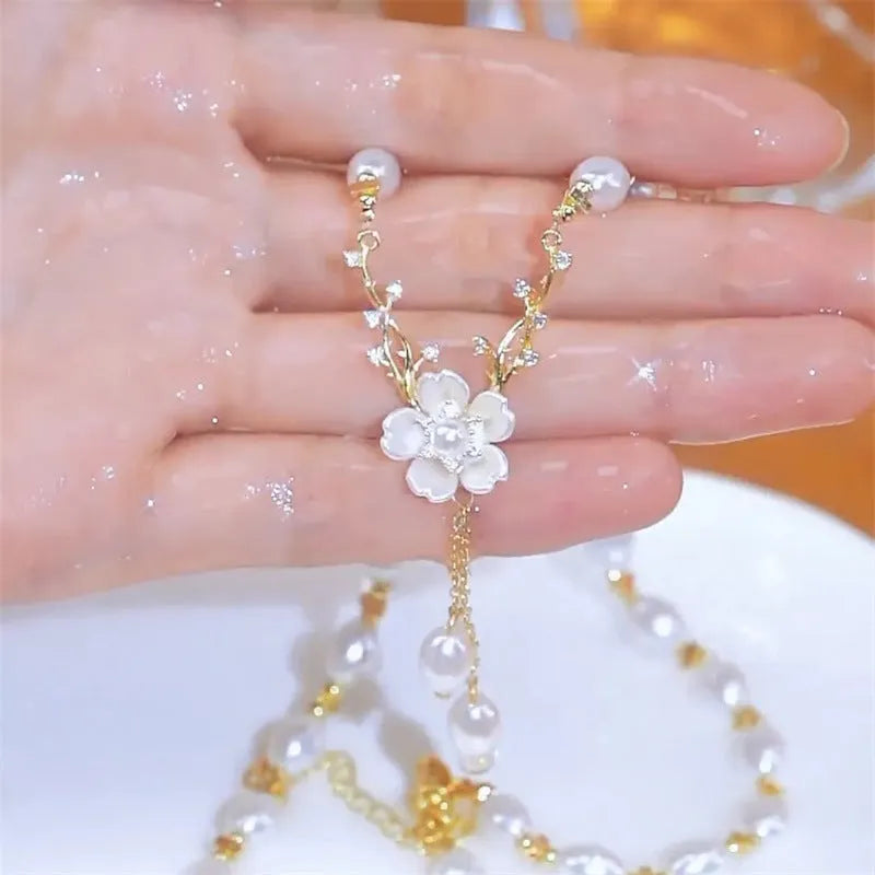 Fashion necklace with pearl chain and flower pearl pendant in alloy metal